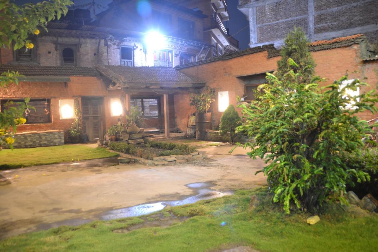 Pradhan House - Home Stay With Garden บักตะปูร์ ภายนอก รูปภาพ